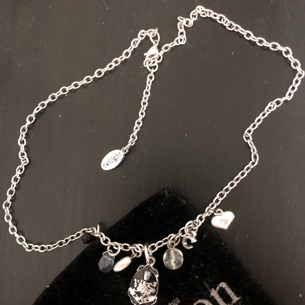 Twilight series, Cullen crest necklace